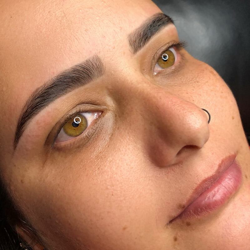 Designer de sobrancelha com henna